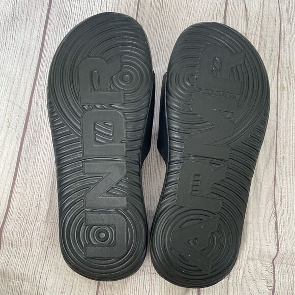 Under Armour men 8 black slides w/ribbed comfort insole - Picture 5 of 5